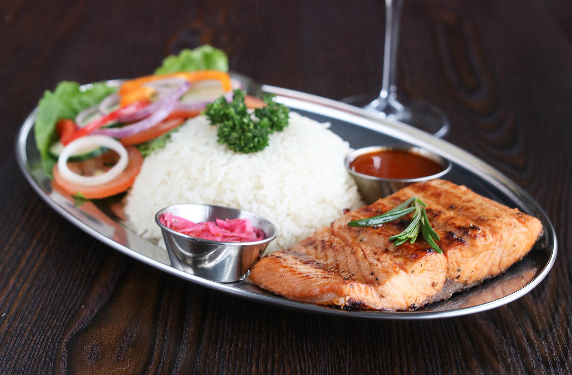 un plat avec du riz blanc avec du saumon