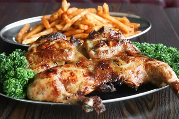 un plat avec du poulet et des frites